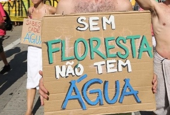 Medium_1nov2014---com-trajes-de-banho-manifestantes-protestam-na-zona-oeste-de-sao-paulo-contra-a-crise-de-agua-no-estado-1414871842767_956x500